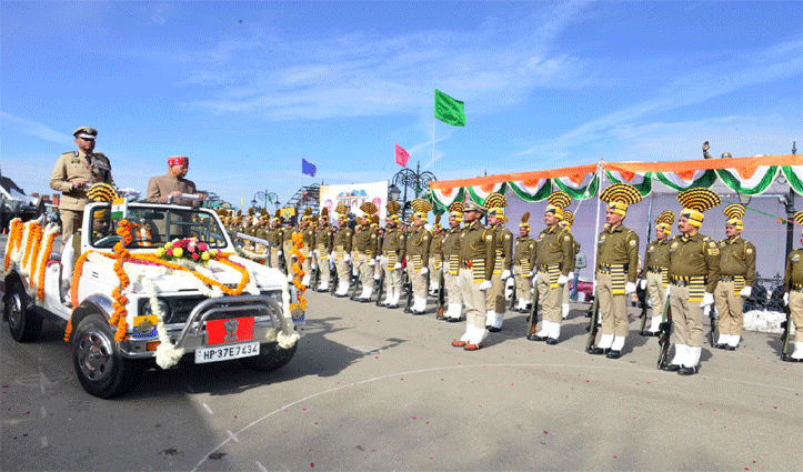शिमला में गणतंत्र दिवस समारोह: राज्यपाल शुक्ल ने किया ध्वजारोहण, हेलीकॉप्टर से पुष्पवर्षा
