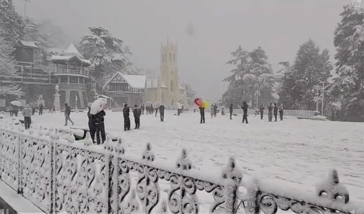 हिमाचल में Snowfall ,ड्राई स्पेल टूटा,शिमला में बर्फीला तूफान, रिज पर टूरिस्टों की मस्ती