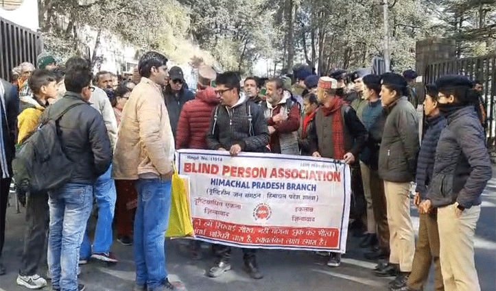 शिमला में सचिवालय के बाहर दृष्टिबाधित बेरोजगारों का चक्का जाम , सरकार के खिलाफ नारेबाजी