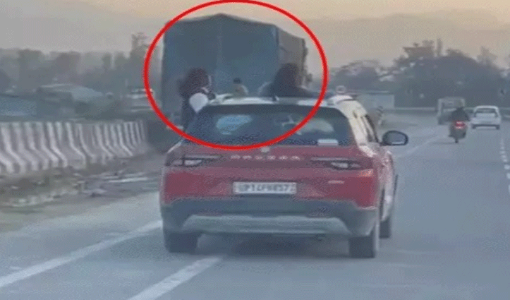 गाड़ी के सनरूफ-डोर से बाहर लटक रही थीं टूरिस्ट लड़कियां, पुलिस ने काटा चालान