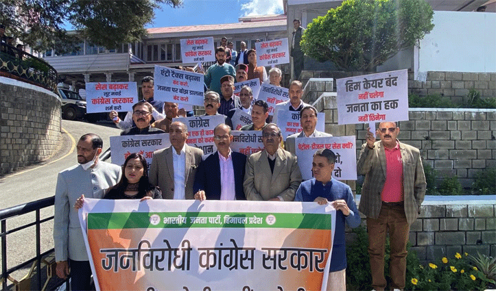 एंट्री टैक्स को लेकर बवाल, तख्तियां- बैनर लेकर विपक्ष का विधानसभा परिसर में प्रदर्शन