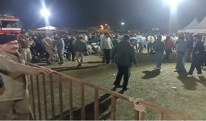 सुजानपुर होली उत्सव में हंगामा: बब्बू मान के मंच पर आते ही भीड़ बेकाबू, पुलिस ने किया लाठीचार्ज