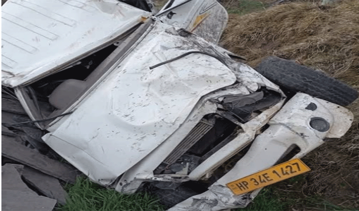 कुल्लू में खाई में गिरी बोलेरो कैंपर , दो युवकों को मौके पर निकले प्राण, 3 घायल