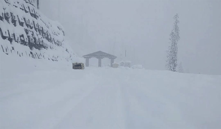 हिमाचल में मौसम के तेवरः अटल टनल में तीन फीट बर्फबारी, निचले इलाकों में झमाझम बारिश