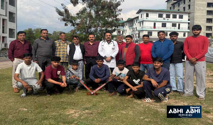 डॉ राजेश ने ऊना में होने वाली सीनियर हॉकी प्रतियोगिता के लिए कांगड़ा की टीमें की रवाना
