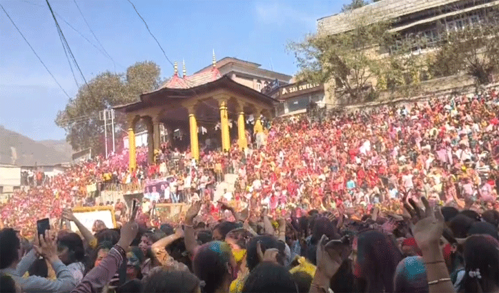 छोटी काशी में होली का जश्न : सेरी मंच में डीजे पर थिरक रहे लोग,हुड़दंगियों पर पुलिस का एक्शन