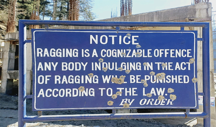 मंडी के लंबाथाच कॉलेज के के साइन बोर्डों पर दागी 80 गोलियां, दहशत का माहौल