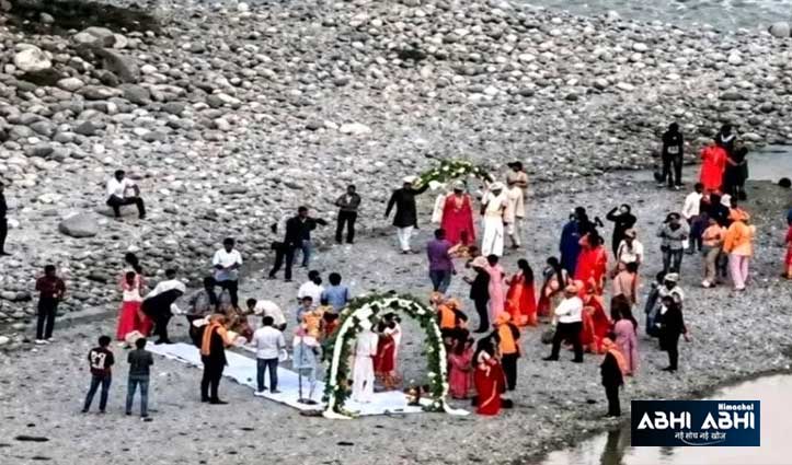 जहां जलती हैं अर्थियां, वहां हुई जयमाला- श्मशान घाट में शादी देख भड़के लोग
