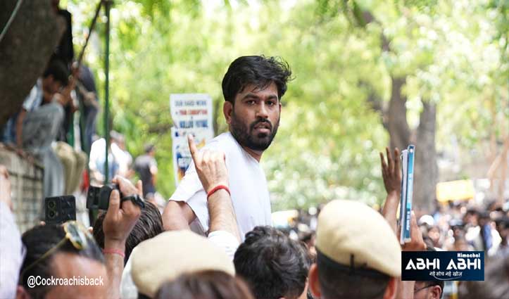 “हिंदू-मुस्लिम की राजनीति से नौकरियां नहीं मिलीं”: जंतर-मंतर पर ‘कॉकरोच जनता पार्टी’ का हल्ला बोल