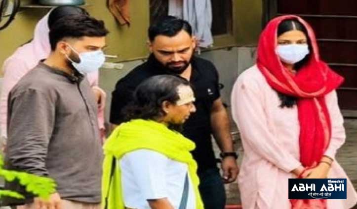 गले में तुलसी की माला… माथे पर तिलक; वृंदावन पहुंचे विराट-अनुष्का, लिया प्रेमानंद महाराज का आशीर्वाद
