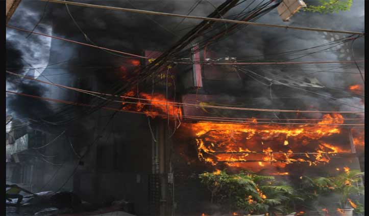 मालवीय नगर के होटल में भीषण आग, 21 की मौत; जान बचाने के लिए बिल्डिंग से कूदे लोग