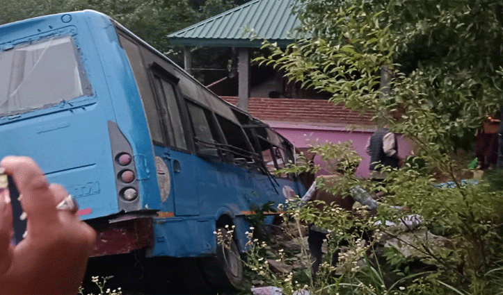 रामपुर में दर्दनाक सड़क हादसा: HRTC बस खाई में गिरी, परिचालक समेत दो की मौ#त, कई घायल