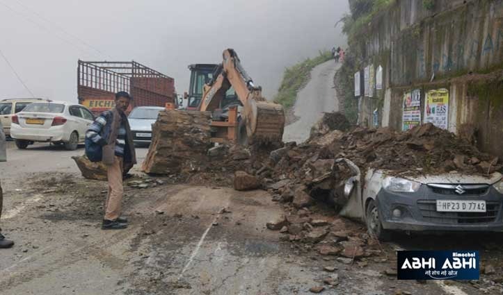 हिमाचल में बारिश का कहर: ठियोग में गाड़ी पर गिरीं चट्टानें, निरमंड में स्कूल भवन क्षतिग्रस्त