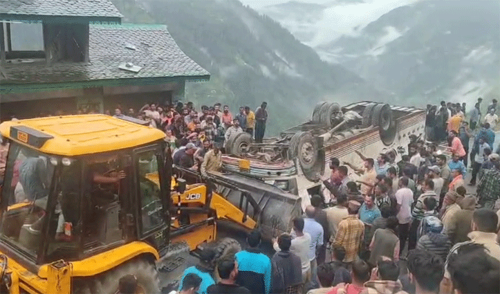 चंबा के चुराह में भीषण सड़क हादसा: ड्राइवर-कंडक्टर समेत 8 की मौ#त, 7 गंभीर