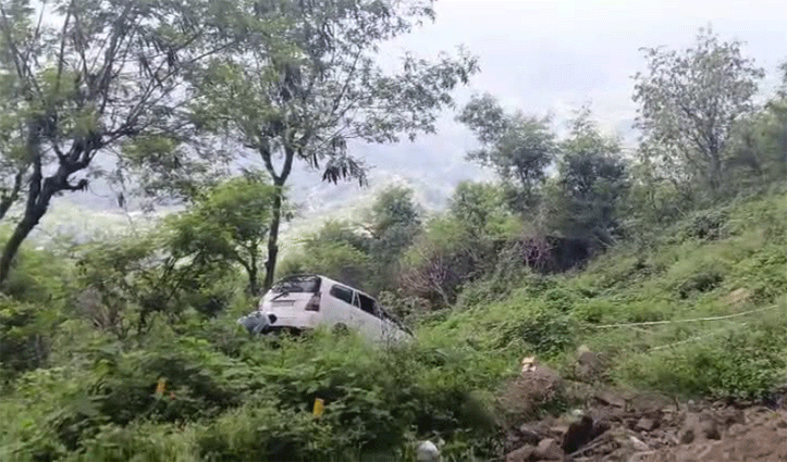 नयनादेवी में पंजाब के श्रद्धालुओं की गाड़ी हादसे का शिकार,6 लोग थे सवार