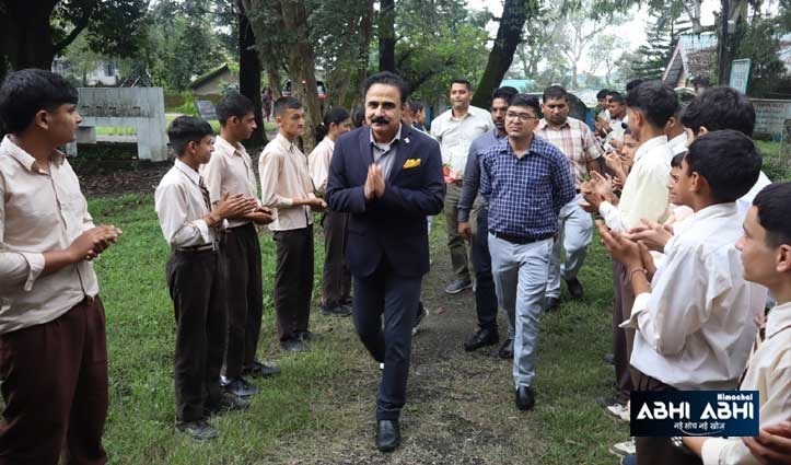 बंद कमरों से नहीं, अब स्कूलों से सीधे फीडबैक लेकर सुधरेगी परीक्षा प्रणाली, डॉ. राजेश ने दो स्कूलों का किया दौरा