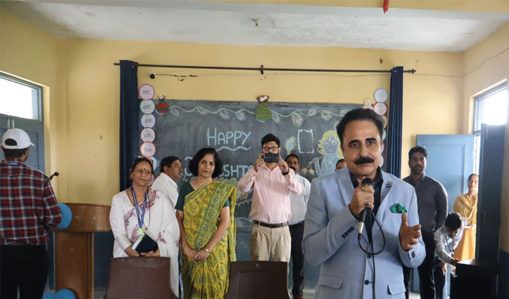 दफ्तर से निकलकर सीधे स्कूलों में पहुंचे HPBOSE अध्यक्ष डॉ. राजेश, छात्रों और शिक्षकों से जाना जमीनी हाल